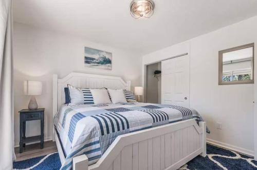 Ένα ή περισσότερα κρεβάτια σε δωμάτιο στο Dauphin Island Condos Near the Beach - Unit 4