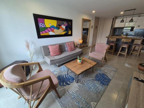 a living room with a couch and chairs and a table at Belmonte207-Hermoso apartamento de lujo con aire acondicionado in Armenia