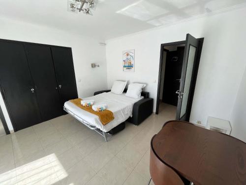 - une chambre avec un lit avec des armoires noires et une table dans l'établissement C067-Beau Studio a 100 m des plages et proche Palais, à Cannes