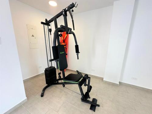 a gym with a elliptical machine in a room at Belmonte207-Hermoso apartamento de lujo con aire acondicionado in Armenia