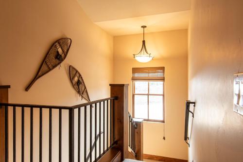Postel nebo postele na pokoji v ubytování Skiview Townhome 1C