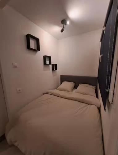 une petite chambre avec un lit dans le coin dans l'établissement Studio belle vue, à Romainville