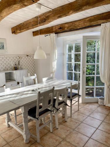 une salle à manger avec une grande table blanche et des chaises dans l'établissement Travel Breizh - Vivez l'authenticité, à Pont-Aven