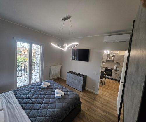 une chambre avec un lit avec deux serviettes dessus dans l'établissement Blu Sky Apartment, à Santa Maria delle Mole