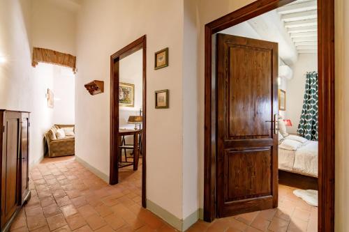 a hallway with a door leading to a bedroom at La Capannina del Chianti in Radda in Chianti