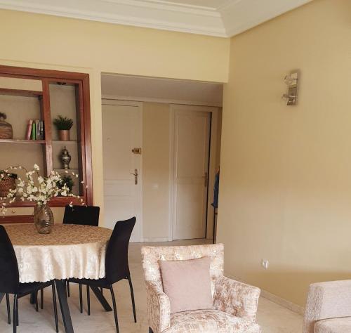 Un comedor con mesa y sillas en ☆HIVERNAGE☆ Charming , Spacious & Bright with Pool, en Marrakech