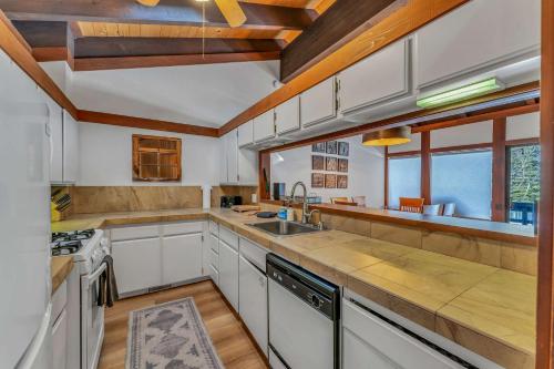 Η κουζίνα ή μικρή κουζίνα στο Chinquapin Condo Retreat - Walk to the Lake