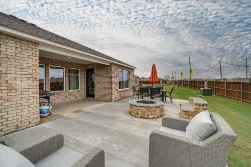 ブロークン・アローにある14 Mi to Tulsa Home with Patio in Broken Arrowのパティオ(椅子2脚、テーブル、グリル付)
