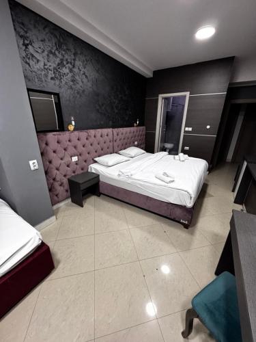 Un pat sau paturi într-o cameră la Hotel Delight