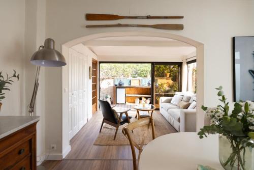 un salon avec un canapé et une table dans l'établissement MerSea Beach house at the Sea, Sainte-Maxime, à La Nartelle