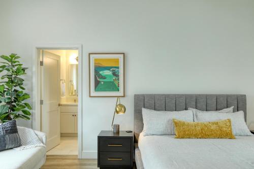 Postel nebo postele na pokoji v ubytování Shell Beach Modern