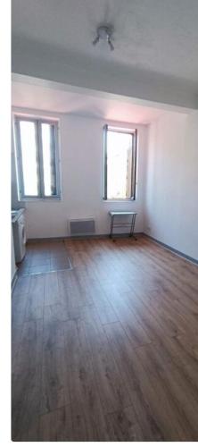 Cette chambre vide est dotée de murs blancs et de parquet. dans l'établissement Le bizus, à Villiers-le-Bel