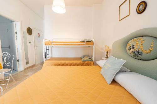 a room with two bunk beds and a couch at L'Anfiteatro di Pompei B&B in Pompei