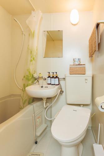 a bathroom with a toilet and a sink and a tub at -Hideaway Miyakojima- 都島駅徒歩3分梅田10分長期滞在OK都会の静かな隠れ家 in Osaka