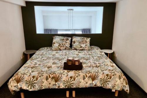 - un lit avec un sac dans une chambre dans l'établissement Loft en duplex, à Villeurbanne