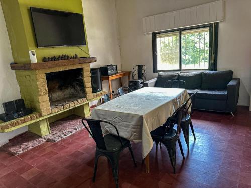 un salon avec une table et une cheminée dans l'établissement Jardin Prana, à Belén de Escobar