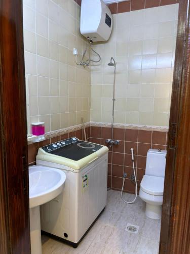 a small bathroom with a sink and a toilet at سبل الذهبية للشقق المخدومة in An Naqāʼ