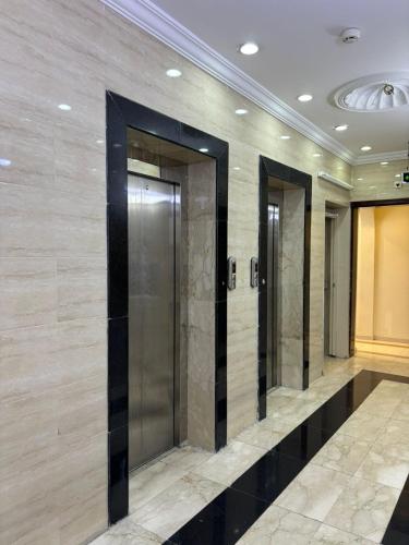 a row of elevators in a building at سبل الذهبية للشقق المخدومة in An Naqāʼ