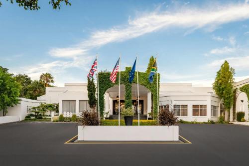 サマーセット・ウェストにあるLord Charles Hotel, Somerset West, a Tribute Portfolio Hotelの旗の目立つ白い建物