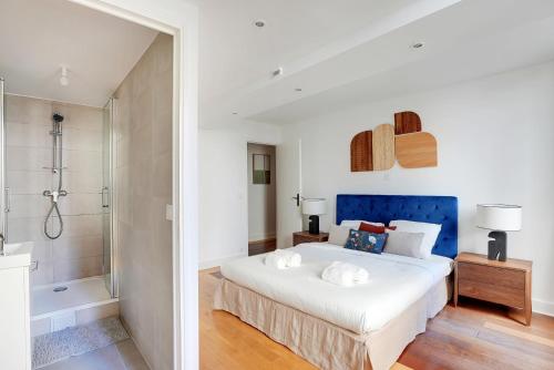 une chambre avec un grand lit et une douche dans l'établissement Boutique Appartements Madeleine, à Paris