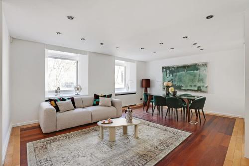 un salon avec un canapé et une table dans l'établissement Boutique Appartements Madeleine, à Paris