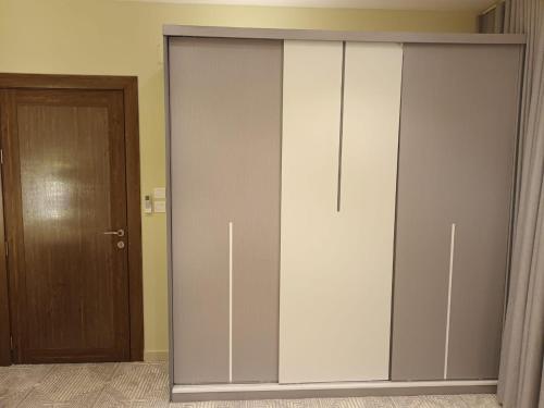 Φωτογραφία από το άλμπουμ του Alrawdah Luxury 3 Bedroom Apartment 5 Mins Drive to Haram الروضة للشقق الفاخرة σε Al Madinah