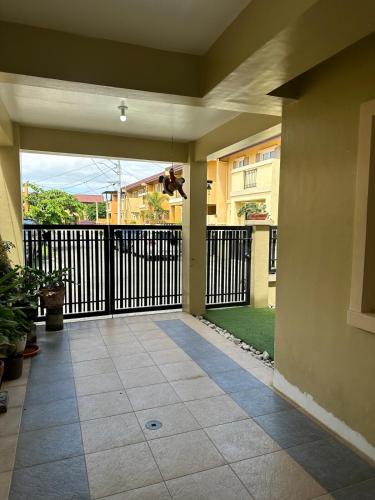 Un balcón o terraza de Cozy Home in Quiet Subdivision