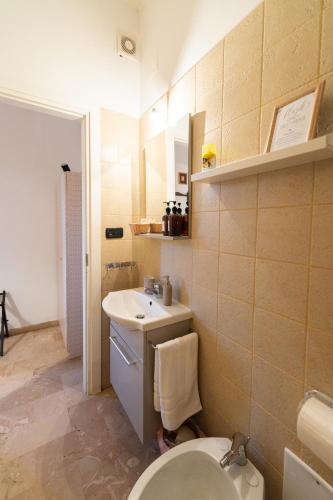 a bathroom with a toilet and a sink at L'Anfiteatro di Pompei B&B in Pompei