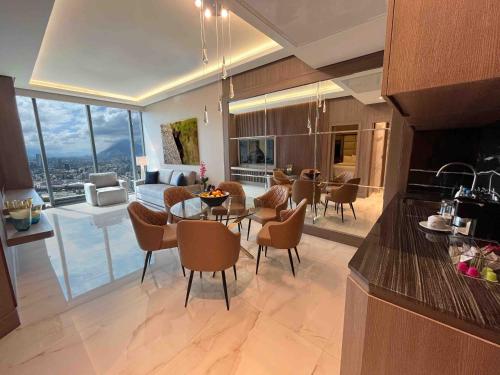 a kitchen and living room with a table and chairs at Safi Royal Luxury Metropolitan in Monterrey