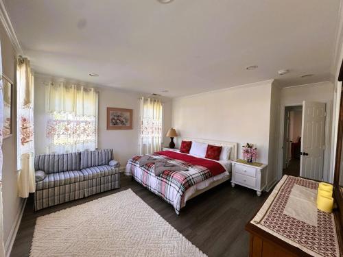 a bedroom with a bed and a couch at Entire Family-friendly 4 BR Cozy Unit , Metro walk in Rockville