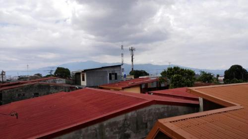 a view of roofs of buildings with mountains in the background at Morada Kampos in Heredia