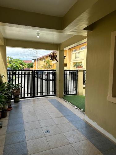Un balcón o terraza de Cozy Home in Quiet Subdivision