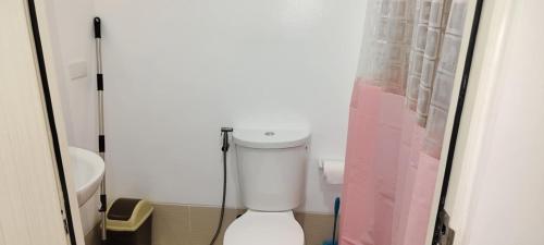 Sangley Point Naval StationにあるLa Casa Celiacayのトイレとシャワーカーテン付きのバスルーム