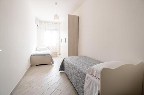 AlbanellaにあるVilla Hera Relaxのベッド2台と窓のある寝室