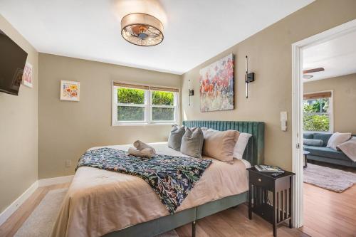 En eller flere senge i et værelse på 1BD Heart of PB Pet Friendly Private Sanctuary