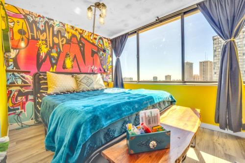ホノルルにあるOcean view Art Inspired Loftのカラフルな壁画が壁に施されたベッドルーム