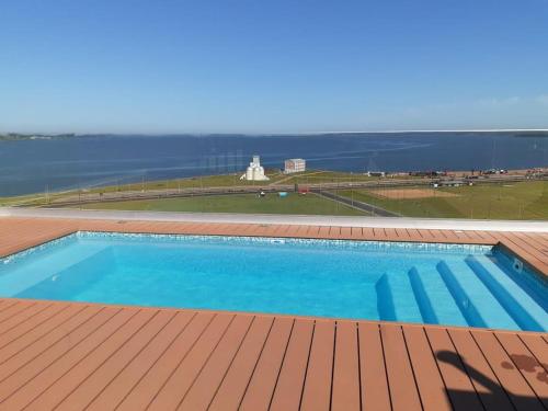 a swimming pool on the roof of a building at Apartamento completamente equipado! in Encarnación