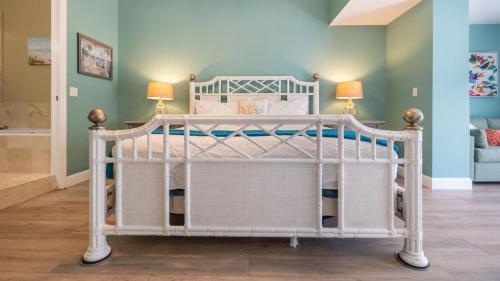 a bedroom with a white bed in a room at 701 Mariners Club in Key Largo