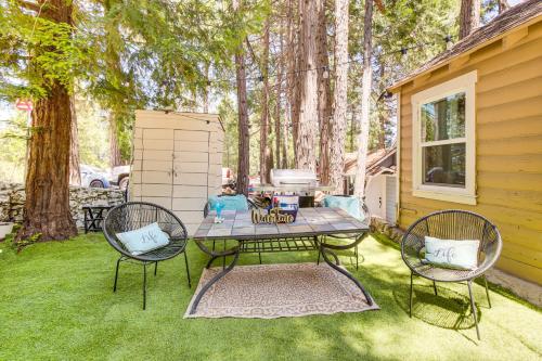 Κήπος έξω από το Pet-Friendly California Abode with Fenced-In Yard!