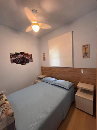 a bedroom with a bed and a ceiling fan at Chácara Itaqueri Safira in São Pedro