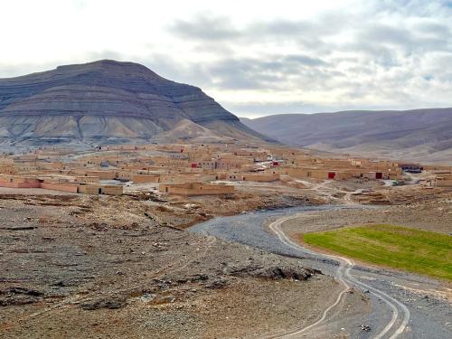 a village in the mountains with a mountain in the background at Auberge & Restaurant Agoudal in Agoudal