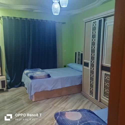 Postel nebo postele na pokoji v ubytování شقة فندقيه فاخرة بمنطقة المعادى صف اول جميع الغرف تطل على النيل A luxury hotel apartment in Maadi, first row. All rooms overlook the Nile
