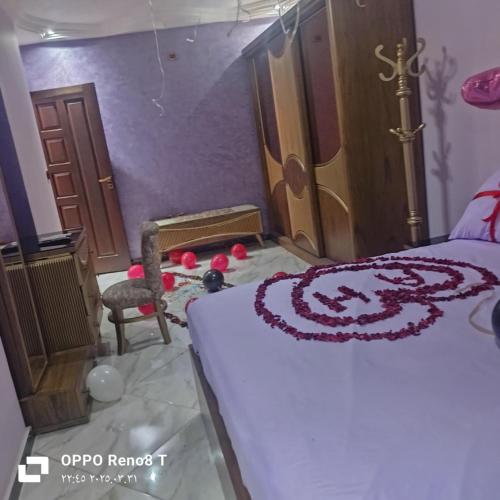 Postel nebo postele na pokoji v ubytování شقة فندقيه فاخرة بمنطقة المعادى صف اول جميع الغرف تطل على النيل A luxury hotel apartment in Maadi, first row. All rooms overlook the Nile