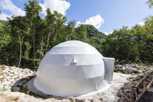 Nespecifikovaný výhled na hory nebo výhled na hory při pohledu z luxury tent