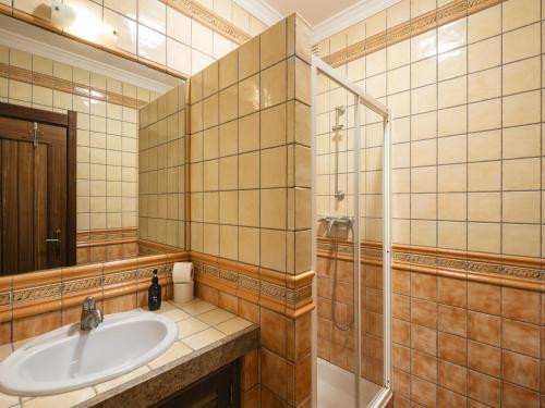 a bathroom with a sink and a shower at Seaside apartment in Benagil with terrace in Benagil