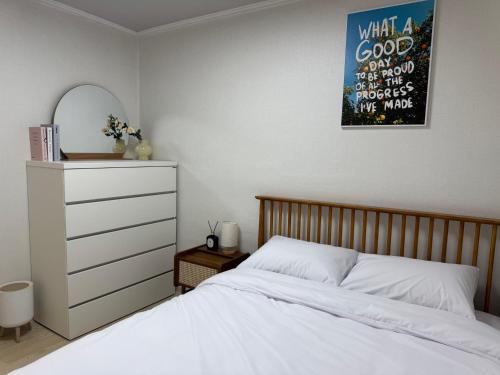 Postel nebo postele na pokoji v ubytování Busan Stay near KTX Station #5min Walk #Up to 5 Guests