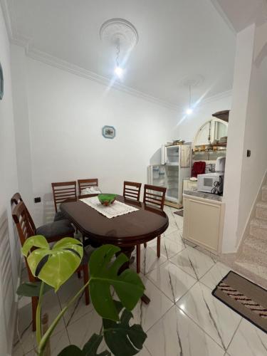 una sala da pranzo con un tavolo e una cucina di Maison mama a Asilah