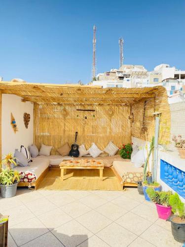 sala de estar con sofá en el patio en Itri Surf Hostel Taghazout, en Taghazout