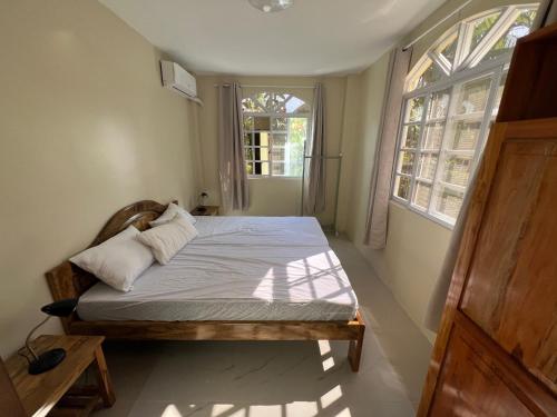 a small bedroom with a bed and a window at Sondol Guesthouse in Loon
