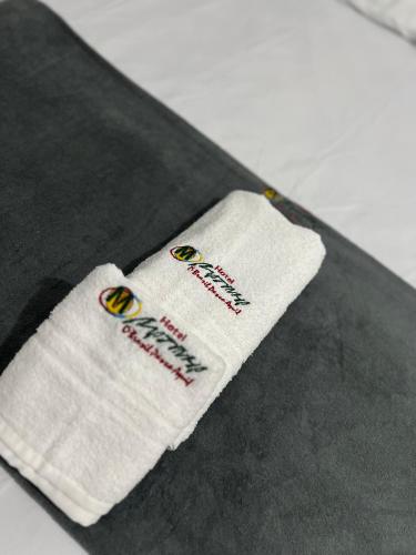 a white towel sitting on top of a table at Hotel Matinha in Campinorte